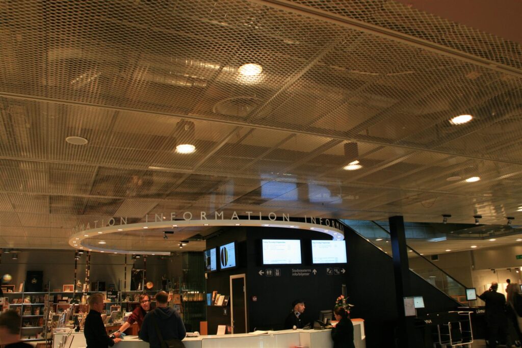 Undertak av sträckmetall Entrén Kulturhuset Itaab Trading