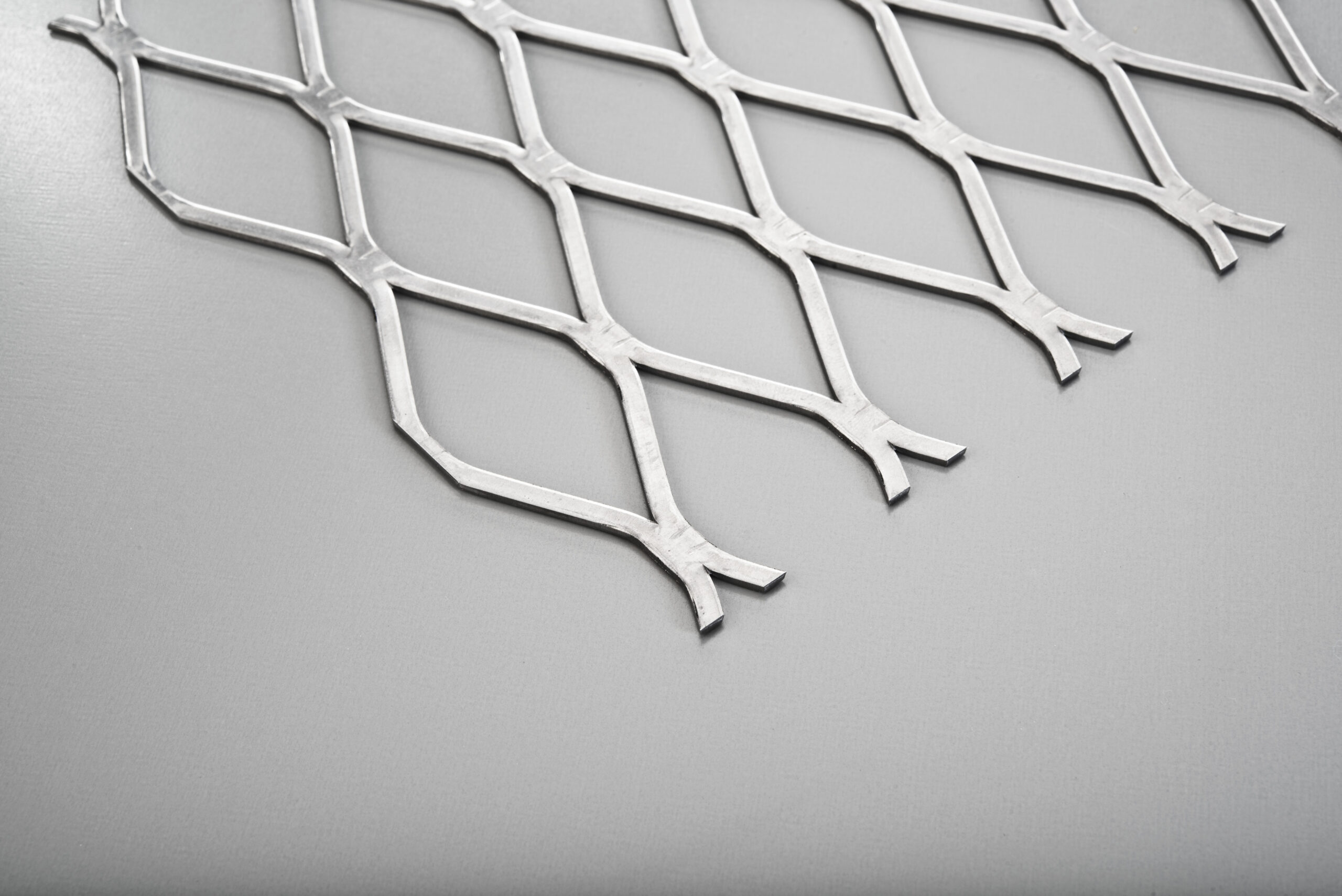 närbild sträckmetall titan